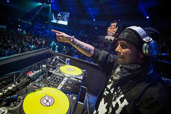 DJ và MC - những người điều khiển không khí của các sự kiện Hip hop