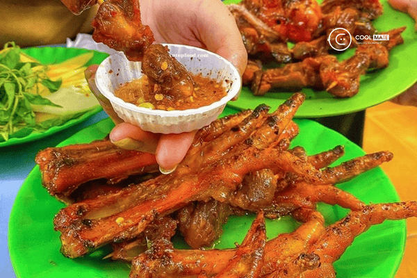 Chân gà nướng Ngõ Gạch đẫm vị, giòn và nóng hổi