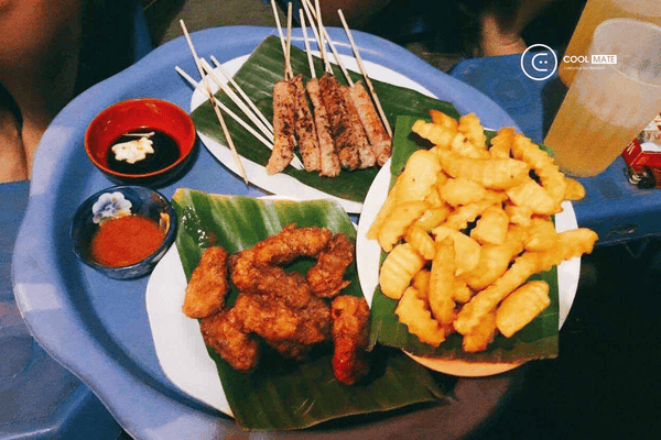 Nem chua nướng là món ăn nổi tiếng cạnh Nhà Thờ Lớn 