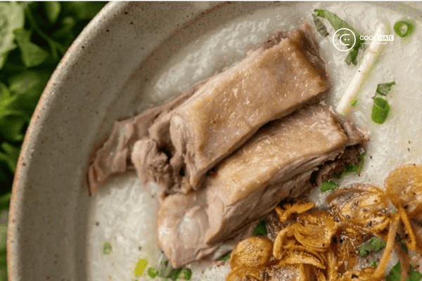 Quán ăn vặt khu phố Cổ chắc chắn phải nhắc tới cháo vịt Hàng Sắt