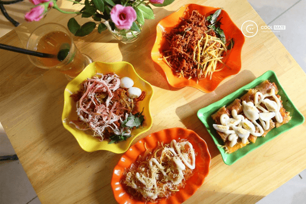 Bánh tráng trộn cô Toàn là món ăn hấp dẫn với nhiều nguyên liệu tươi ngon