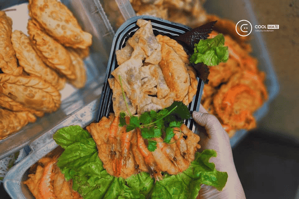 Bánh tôm Hàng Bồ có nước chấm ngon, hợp khẩu vị với nhiều người