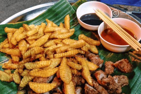 Nem chua rán ngõ Tạm Thương mang phong cách ẩm thực đường phố