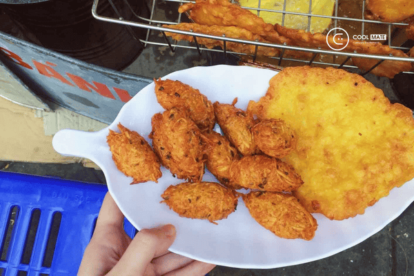 Bánh cay Quán Thánh khá dễ ăn và có vị cay nồng