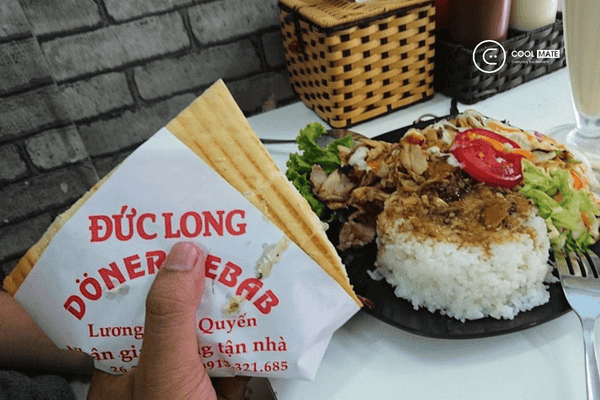 Bánh mì Đức Long là món ăn vặt được chế biến theo công thức đặc biệt 