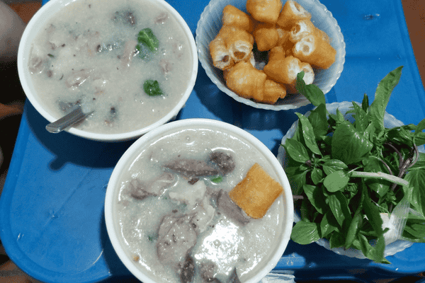 Cháo lòng số 4 Đào Duy Từ - bát cháo đầy topping lòng, dạ dày, gan