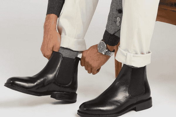 Áo polo nam phối với giày Chelsea Boots 