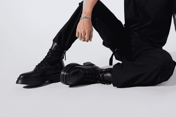Áo polo nam phối với giày Combat Boots