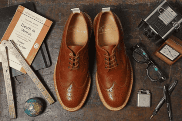 áo polo nam phối với giày The Brogues