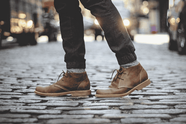 áo polo nam phối với giày Desert Boots 