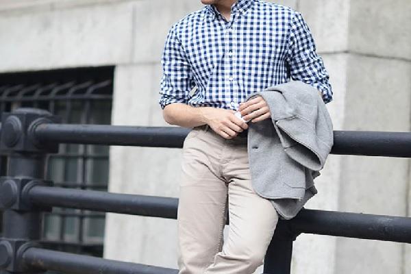 Sơ mi sọc caro nam phối với quần kaki công sở