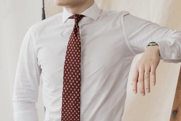 Cổ áo sơ mi thẳng, nhọn giúp bạn tôn lên vẻ đẹp lịch lãm