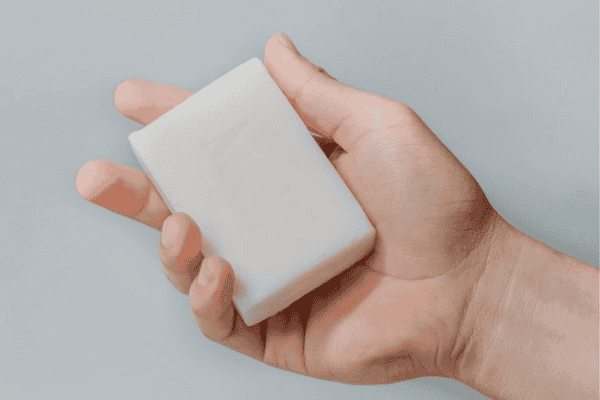 Sử dụng bọt từ xà bông để thay thế kem cạo râu