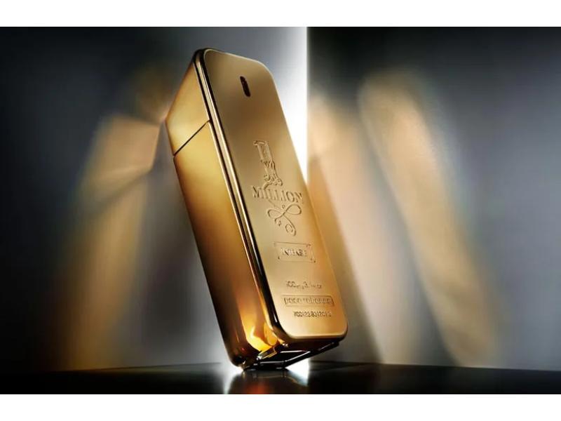 Đây là sản phẩm được lấy cảm ứng từ dòng thời trang kim loại của Paco Rabanne
