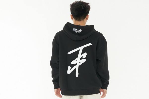 Áo sweater đen TSUN