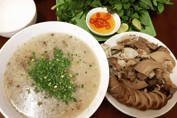 Thắng Vẹo - quán cháo lòng với nhiều món ăn từ lòng lợn