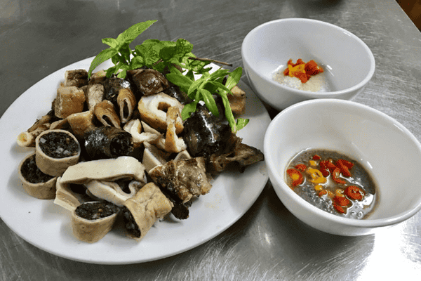 Cháo lòng Lò Sũ - bát cháo lòng nóng hổi với đĩa lòng đầy đủ