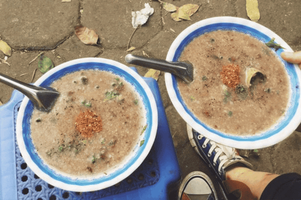 Cháo lòng Tạ Quang Bửu - bát cháo lòng nóng hổi với đĩa lòng