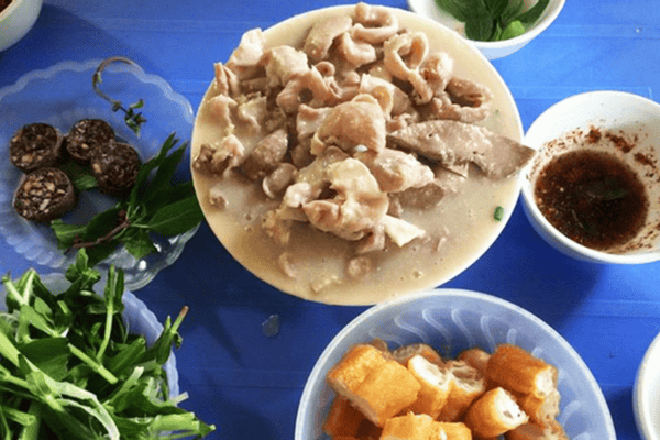Lòng chần cháo - quán cháo lòng với không gian sạch sẽ