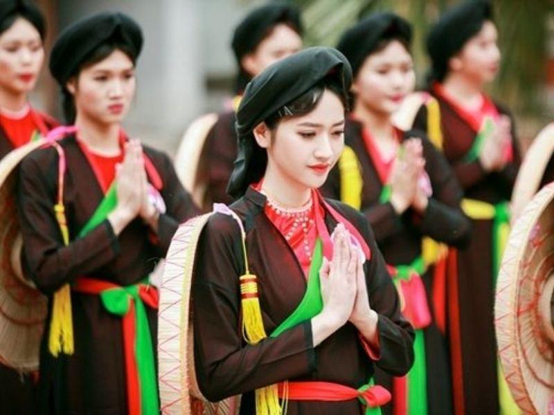 Người phụ nữ mặc áo tứ thân, trang phục truyền thống Việt Nam