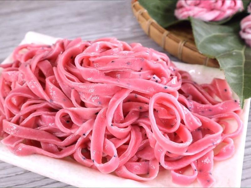 Mì thanh long - Sự kết hợp độc đáo giữa mì tôm và thanh long