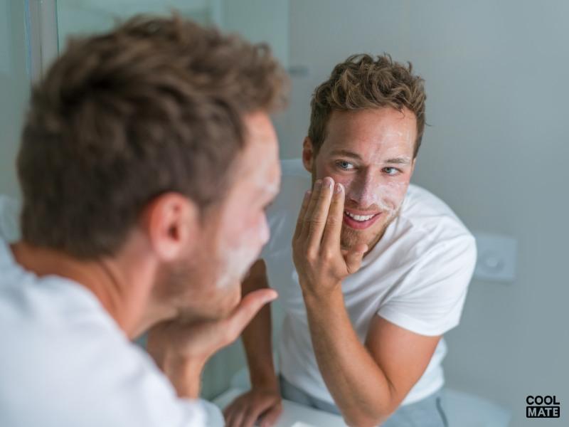 Trước khi cạo râu để đạt hiệu quả nhất thì bạn cần làm ẩm vùng râu của mình
