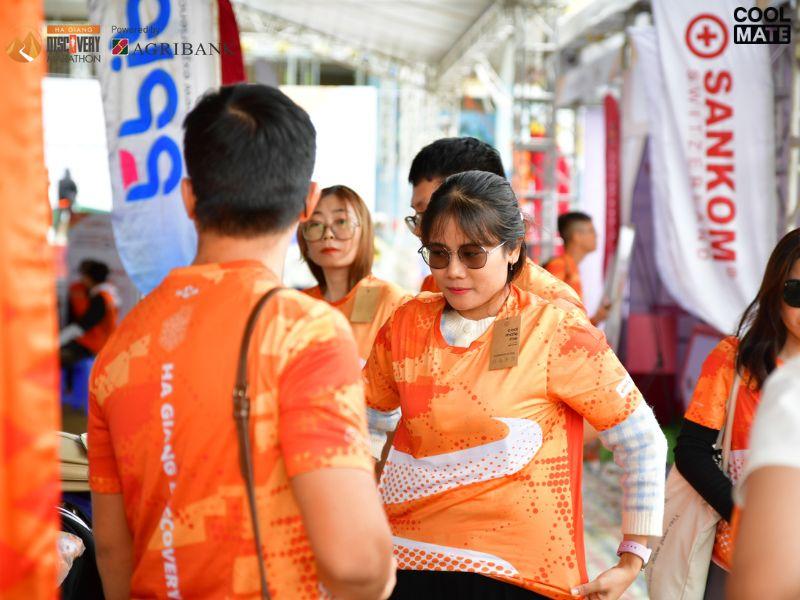 Các runners nhận áo chạy do Coolmate tài trợ