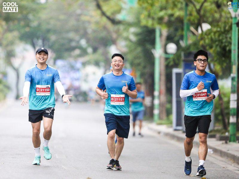 Các runners của Tay Ho Half Marathon 2023 trong trang phục do Coomate tài trợ