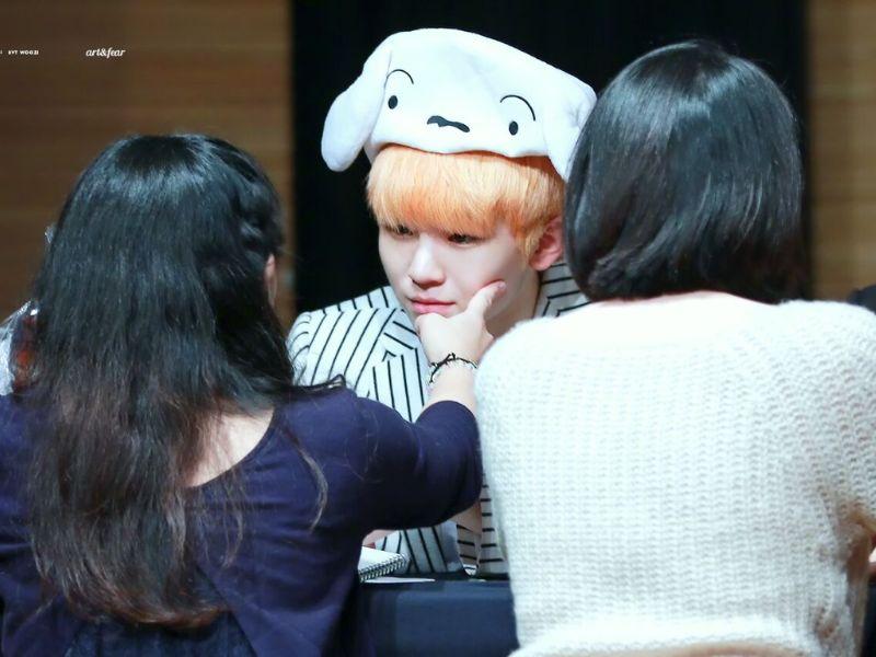 Trong K-POP, Fan Service được hiểu là hành động đáng yêu mà idol thực hiện để dành tặng fan