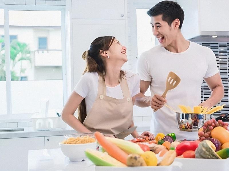 Food boy rất biết quan tâm đối phương trong từng miếng ăn, giấc ngủ