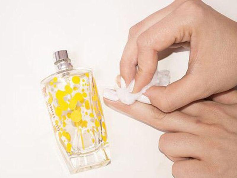 Tẩy sơn móng tay bằng nước hoa cũng rất hiệu quả