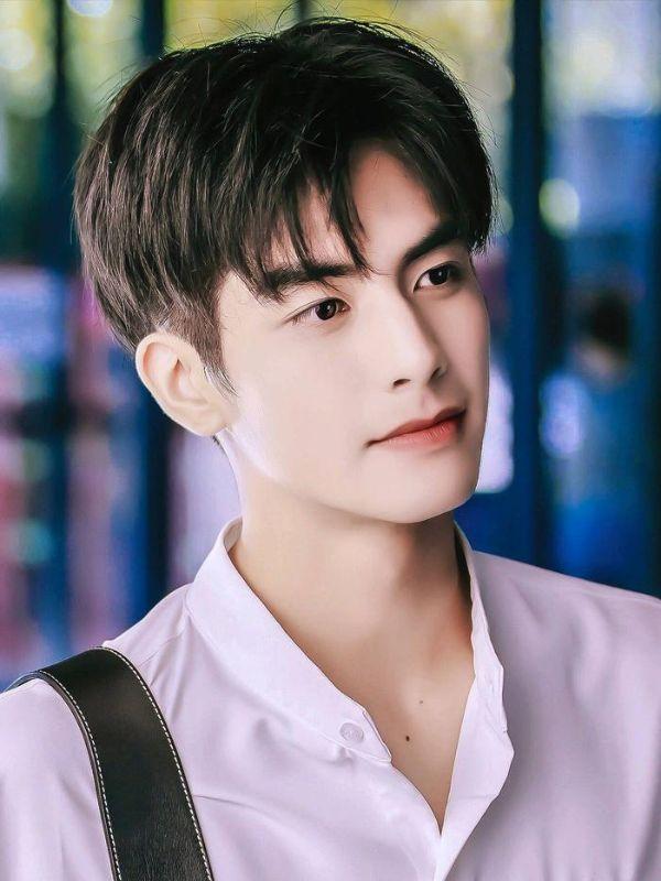 Tống Uy Long với kiểu tóc Two Block thẳng tự nhiên