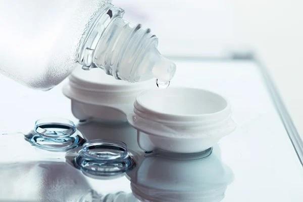Ngâm và bảo quản lens đúng cách