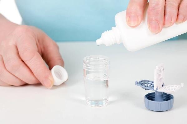 Nên biết dùng kính áp tròng đúng cách