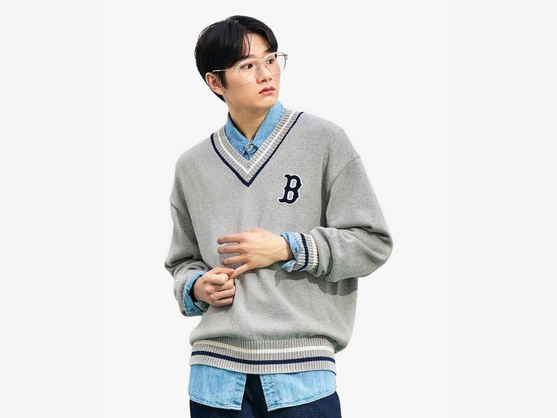 Phối áo sweater với áo sơ mi