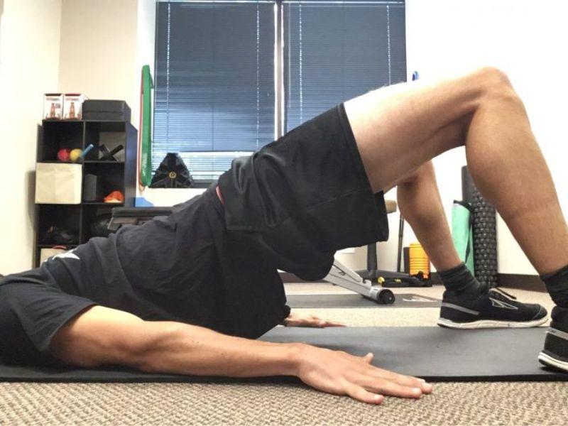 Glute Brige tập trung vào vùng mông, lưng dưới và cơ đùi sau