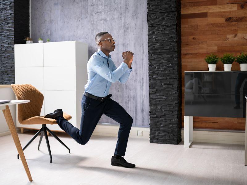 Bulgarian Split Squat là bài tập chân bước dài với một chân đặt trên ghế