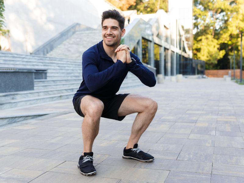 Squat là bài tập phù hợp để tập luyện tại nhà