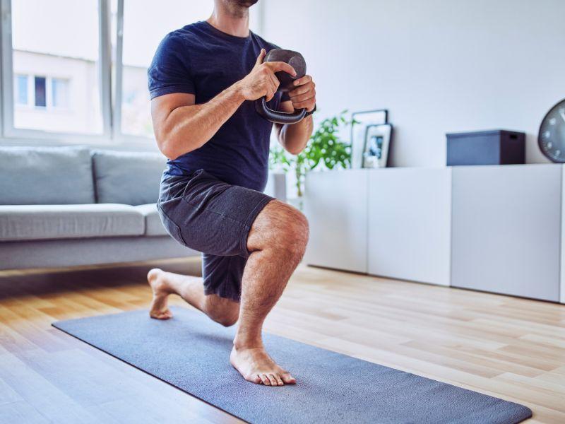 Lunges tăng cường sức mạnh cơ đùi trước, đùi sau, mông, và cơ lõi