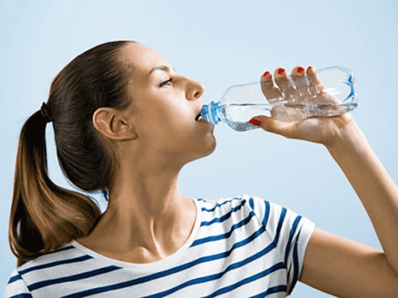 Nhớ cung cấp đủ nước cho cơ thể và tránh các thức ăn chế biến sẵn