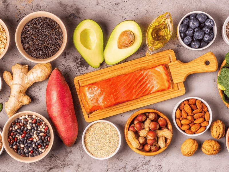 Nên bổ sung protein nạc và rau xanh vào thực đơn hàng ngày 