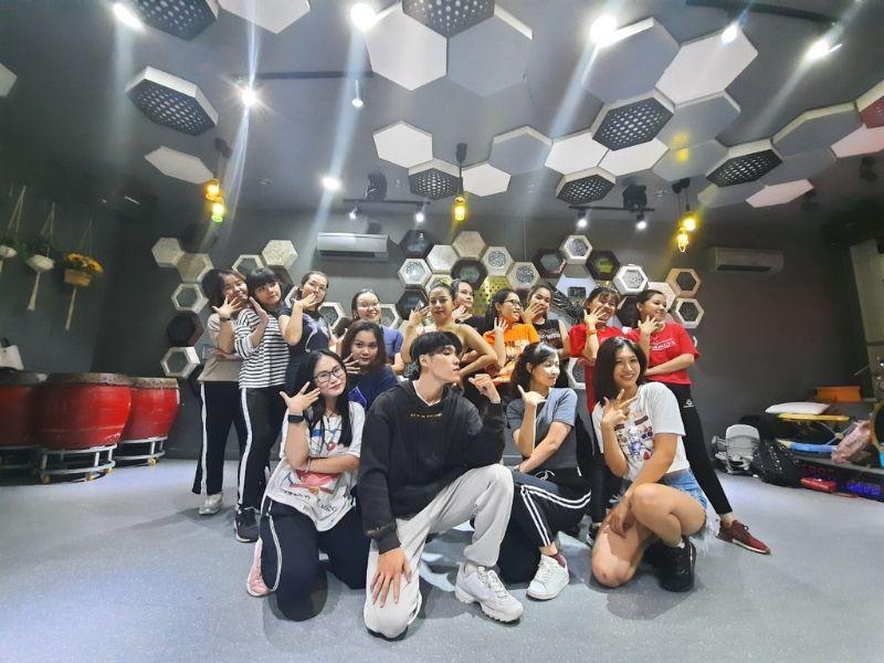 Dkstudio là trung tâm chuyên đào tạo các lớp khiêu vũ cho mọi lứa tuổi, từ trẻ em đến người lớn