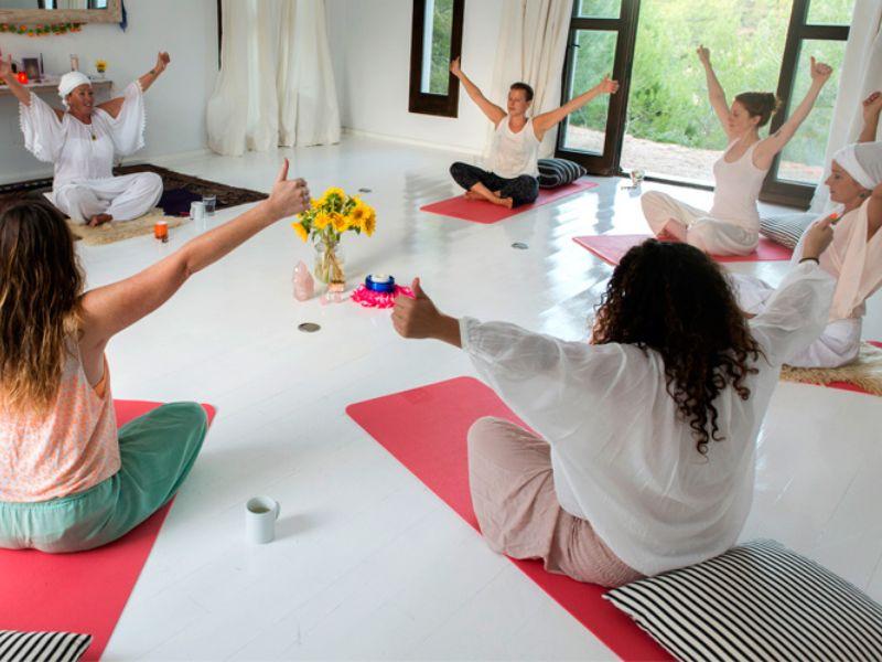 Với Yin Yoga và Restorative Yoga, trang phục mềm mại và rộng rãi sẽ mang lại cảm giác dễ chịu