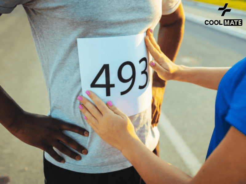 Bước 2: Đeo bib chạy 