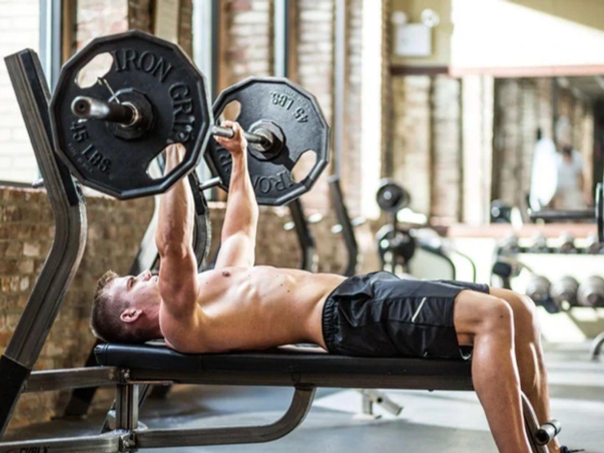 Bench press là một trong những bài tập bổ trợ chạy 100m phổ biến ở phòng gym