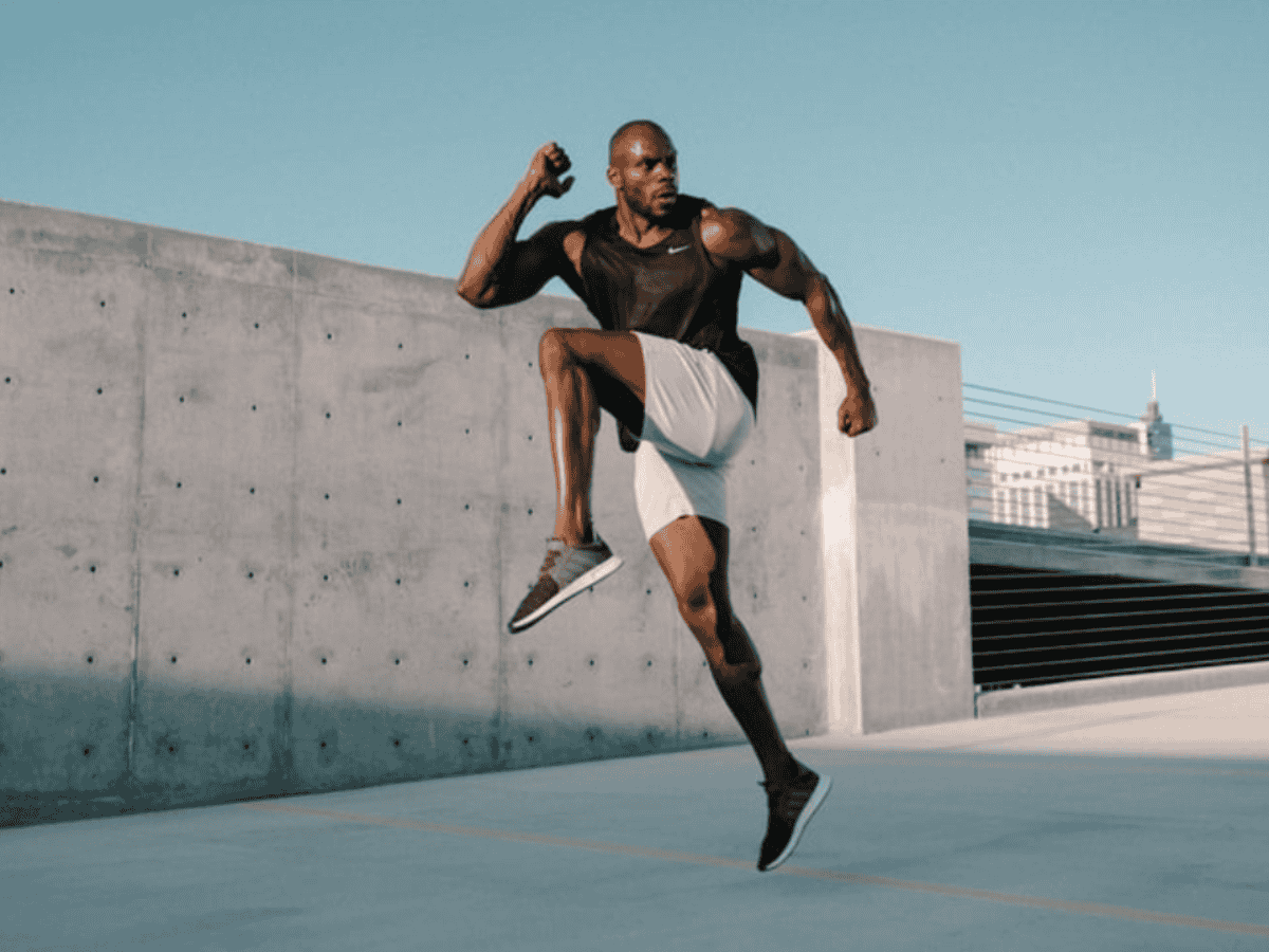 Thả lỏng cơ sau khi chạy sẽ giúp hạn chế chuột rút 