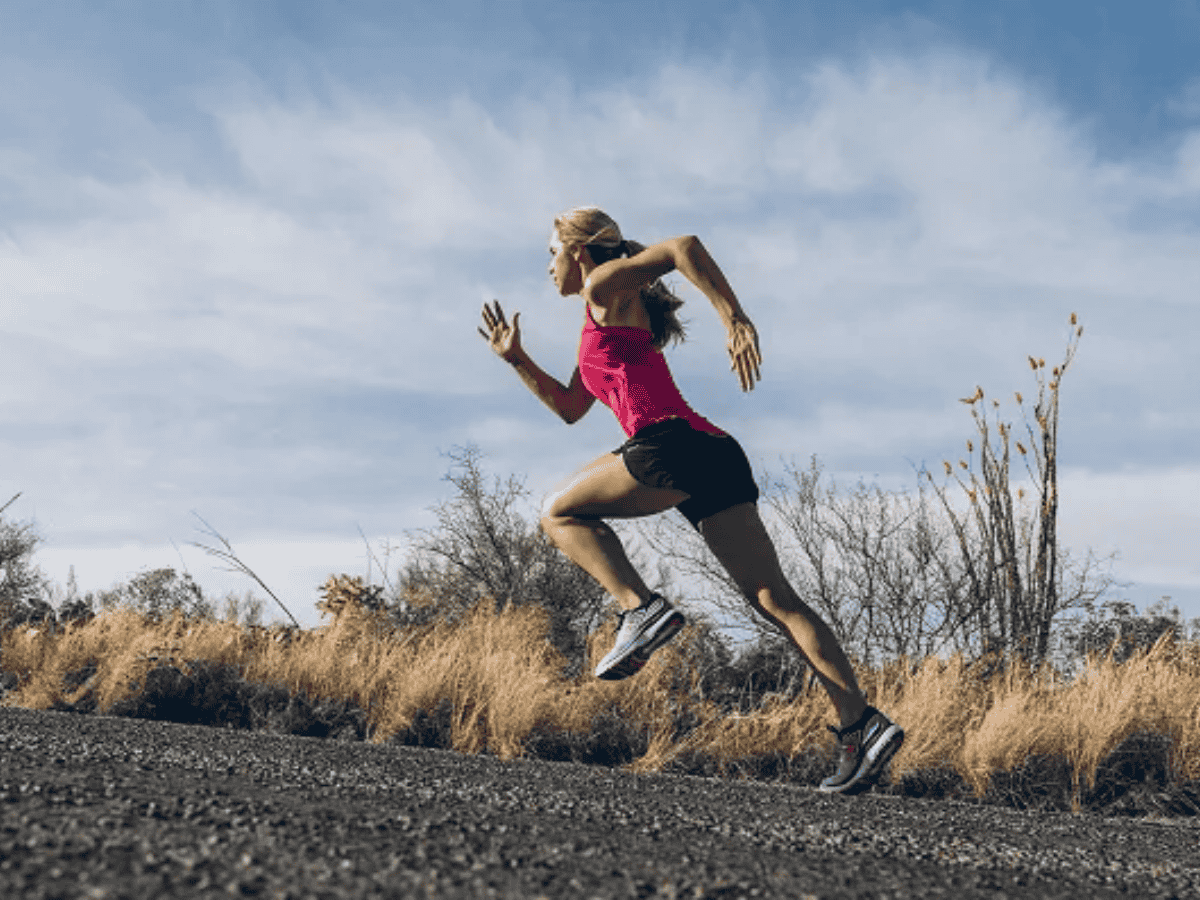 Nên duy trì động tác tay nhịp nhàng để tránh mất sức