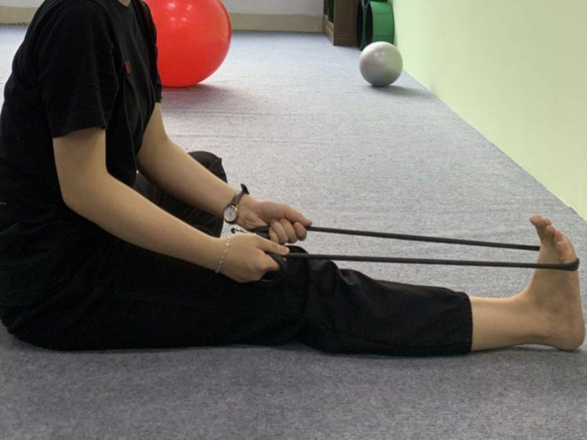 Kéo căng cổ chân bằng dây thun