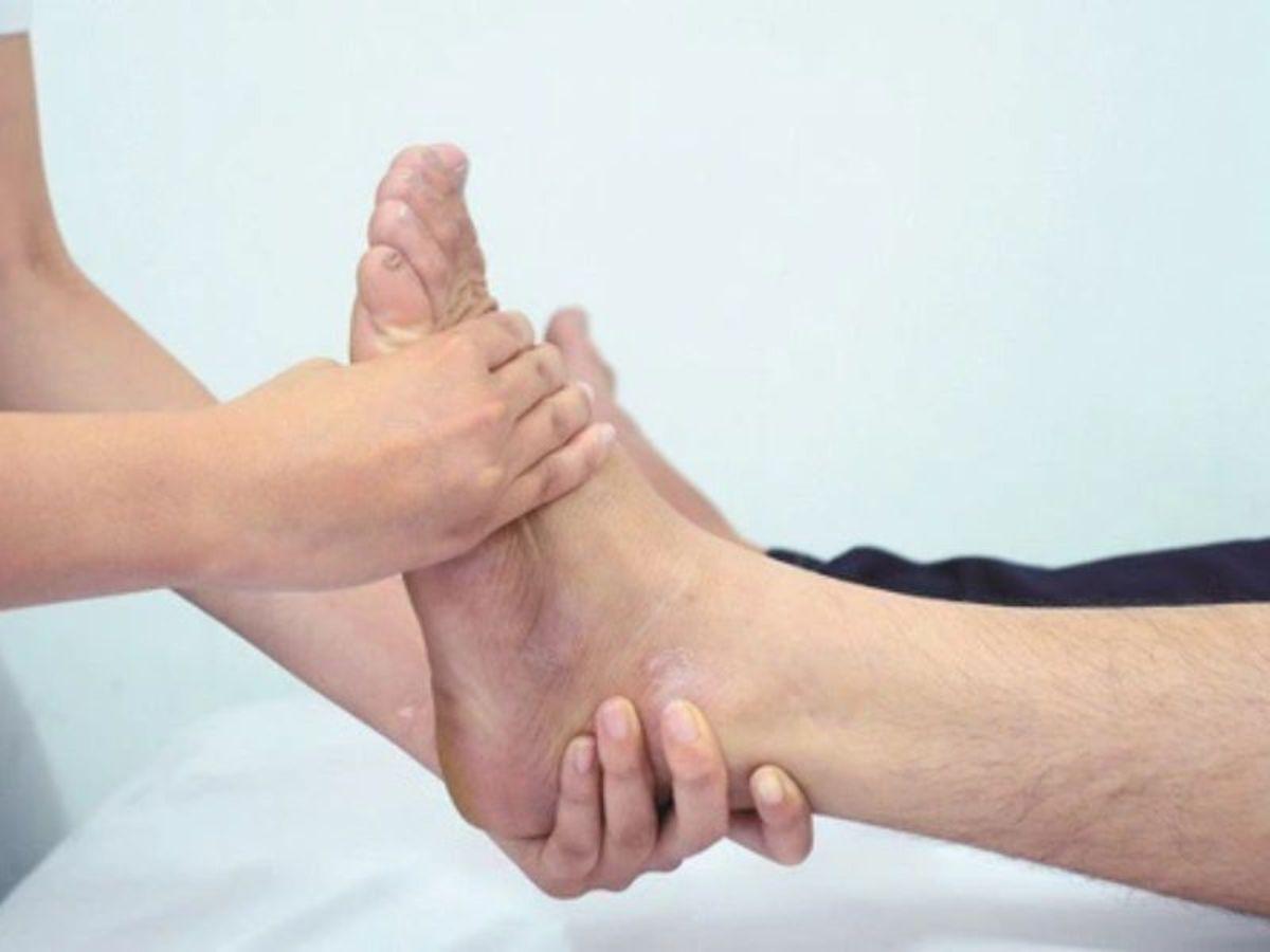 Xoay cổ chân