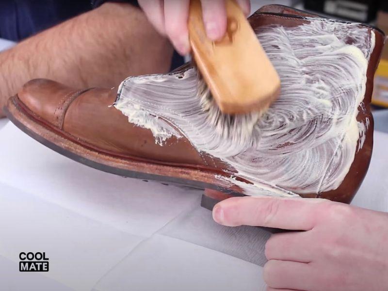Dùng dung dịch vệ sinh chuyên dụng để vệ sinh giày boot
